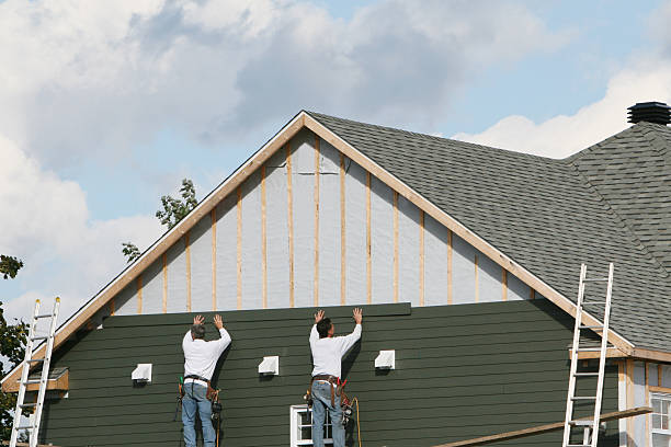 Professional Siding Installation technician working in Battle Ground, IN